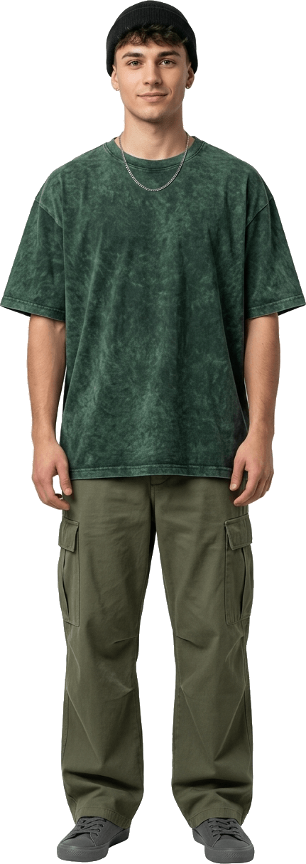 Joven con playera oversize de cuello redondo acid-wash verde y pantalón cargo