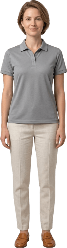 Mujer con polo de chifón gris claro, tela ligera, y pantalón claro
