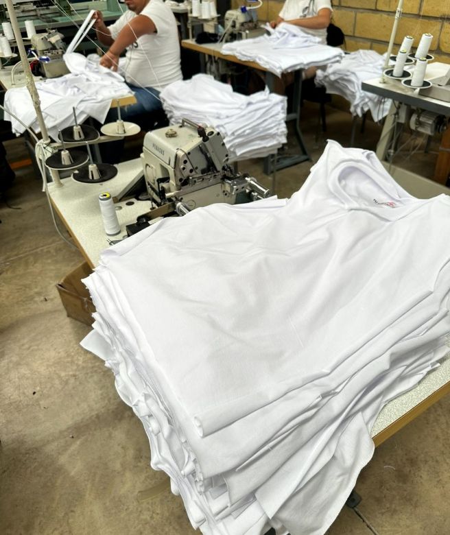 Prendas terminadas y dobladas, listas para envío